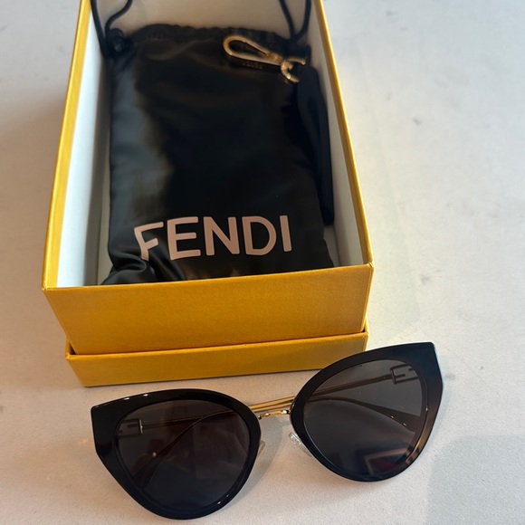 Fendi Black Sleek Cat-Eye Sunglasses - Picture 1 of 4